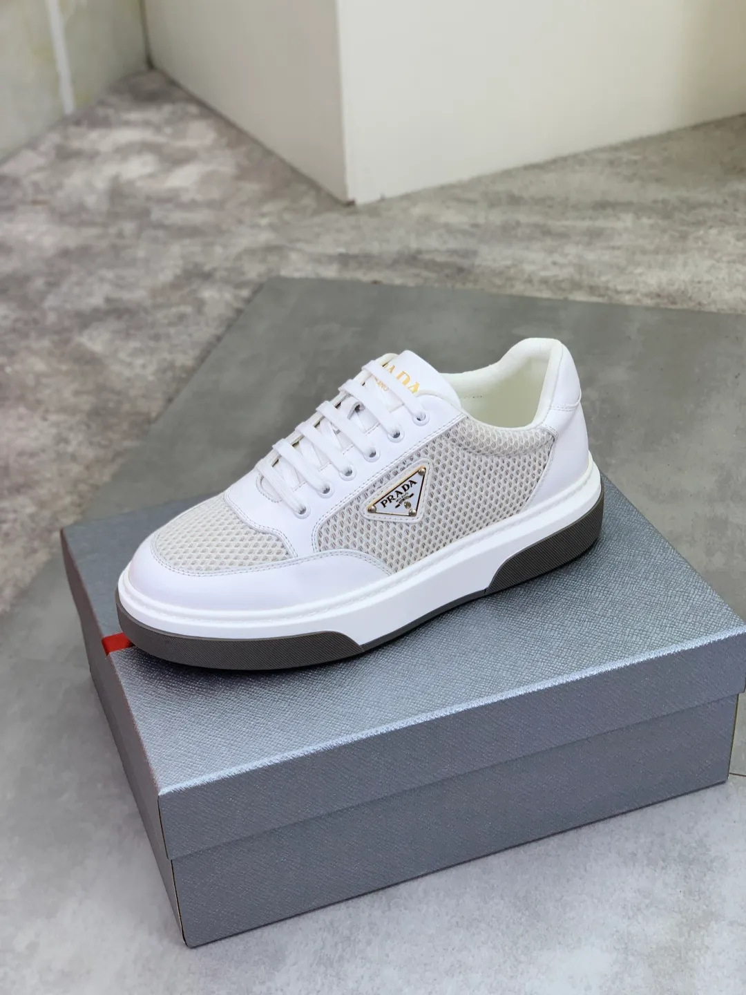 Men's Men's Shoes 💰P560 💰【New Style】 The latest model of high-quality PRADA classic men's shoes has been launched on the official website at a 1:1 replica, synchronized in Hong Kong and on the same catwalk; all made of calfskin➕imported cowhide lining, 🍡🍡original rubber outsole, non-slip and wear-resistant; comfortable on the feet, attractive style, fine workmanship, and simple and neat shoe lasts, highlighting a man's courage and toughness, 👍size 38 to 44 (45 can be customized) black White color🉑️choose
